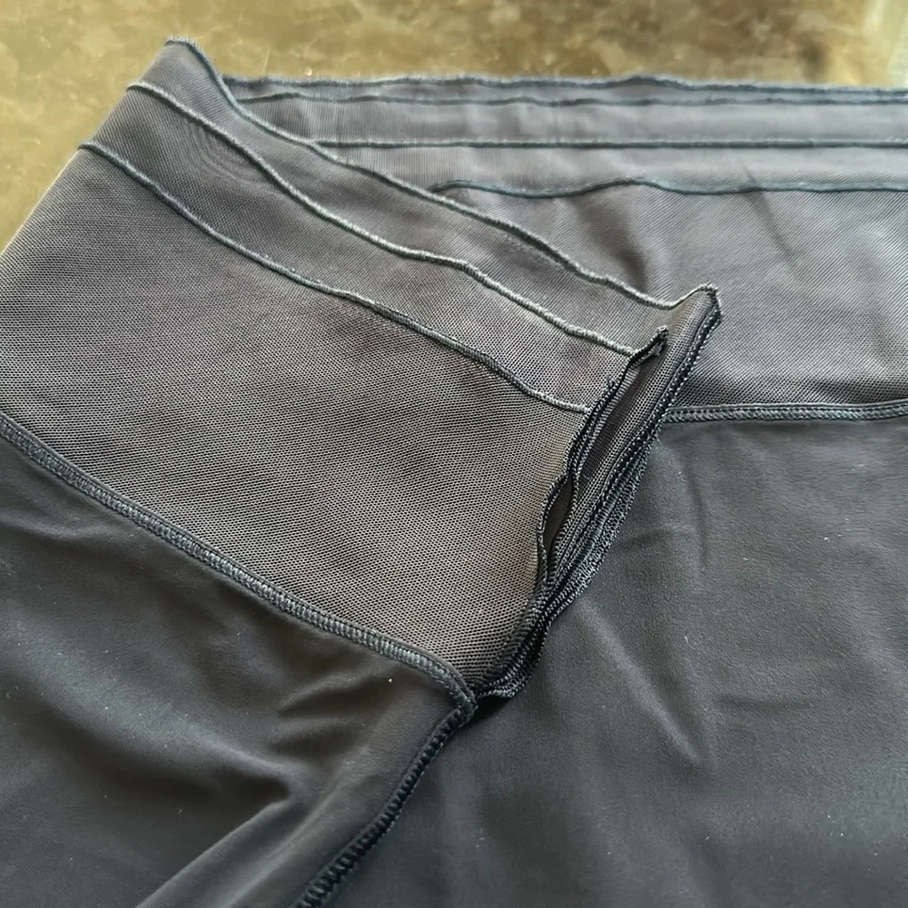 Lululemon, new , silky Long sleeve, with mash details - Picture 4 of 4